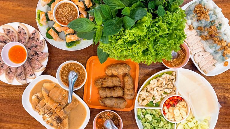 ชุดแหนมเนือง แหนมเนืองย่าง แผ่นแป้ง ผักสลัด สมุนไพร แตงกวา มะม่วง กระเทียม พริก และน้ำจิ้ม