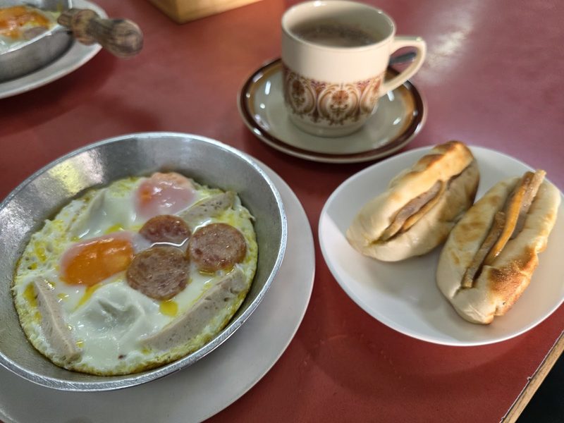 มื้อเช้าไข่กระทะ ขนมปังปิ้ง และกาแฟหนึ่งถ้วย