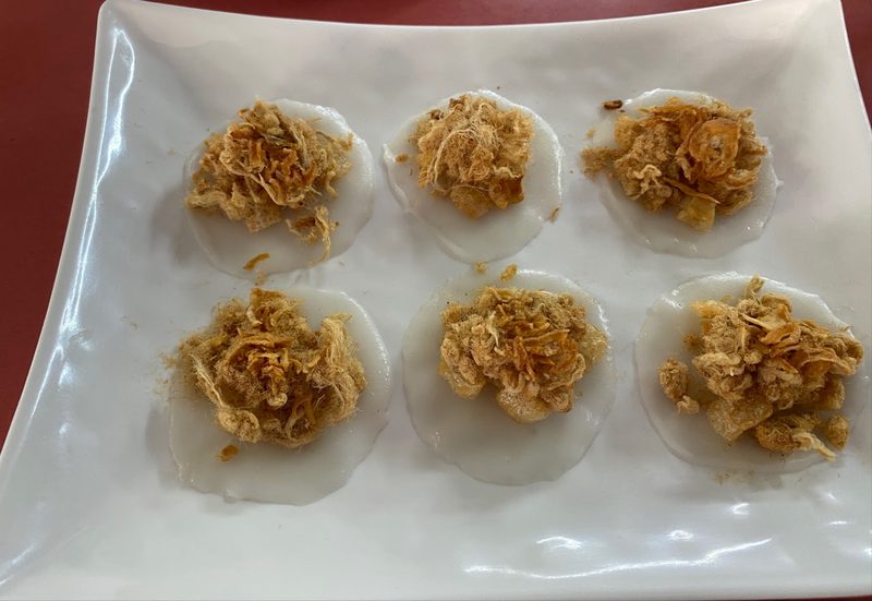 ขนมถ้วยทรงเครื่อง (บั๋นแบ่ว) โรยกุ้งป่นและหอมเจียว