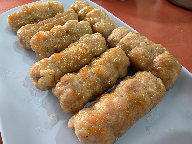 แหนมเนืองย่างเป็นแท่งบนจาน